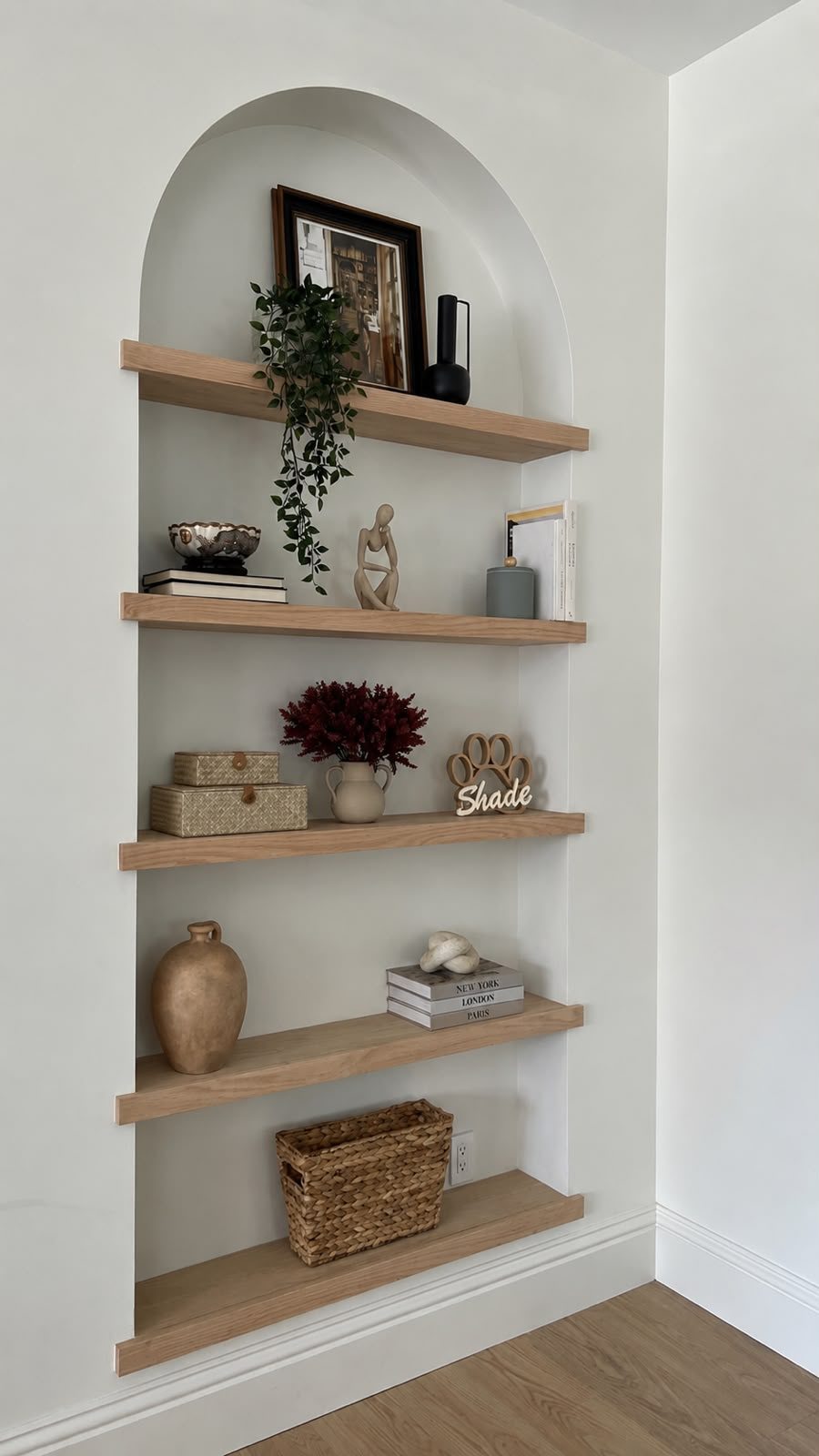 Estante decorada com peças Memoreio